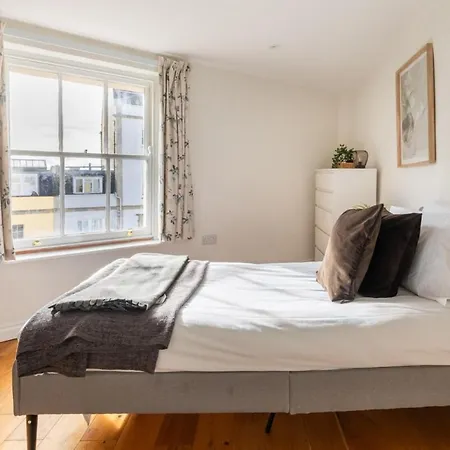 Bright & Quirky 3bd - Wellington Terrace!